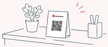 カウンターの植木とペン立ての間にQRカードを置いたイメージ
